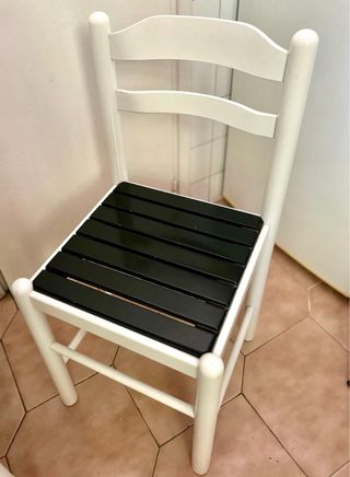 Mesa de cocina y 4 sillas blancas