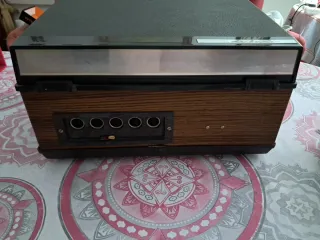 Magnetófono Grundig con micrófono. Es antiguo