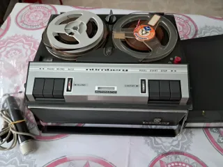 Magnetófono Grundig con micrófono. Es antiguo