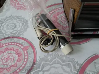 Magnetófono Grundig con micrófono. Es antiguo