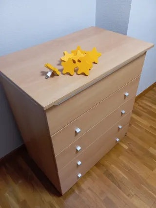 Cómoda- bañera de madera clara con 4 cajones