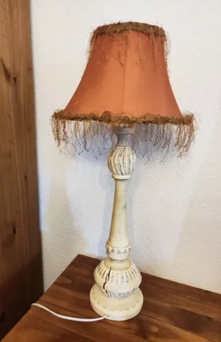 Lampara de mesa vintage con pie de madera