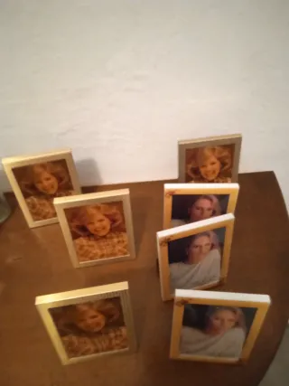 Portafotos de metal dorado y plateado