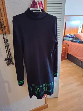 Vestido negro cuello alto con detalles verdes