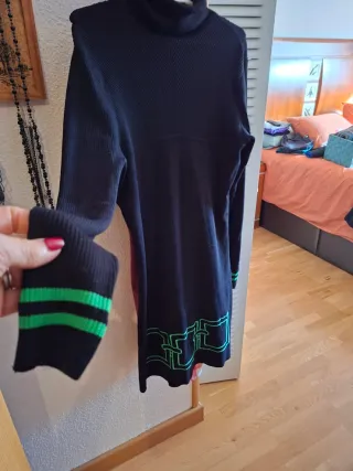 Vestido negro cuello alto con detalles verdes