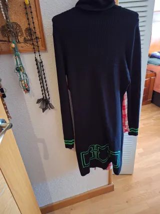 Vestido negro cuello alto con detalles verdes