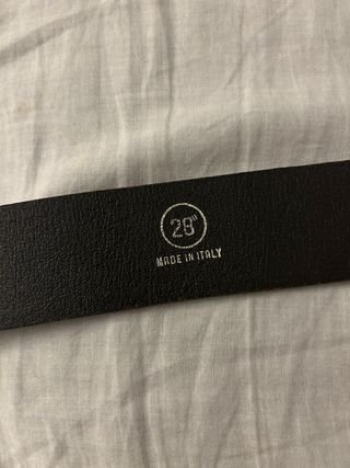 Cinturón de cuero vintage con hebilla plateada