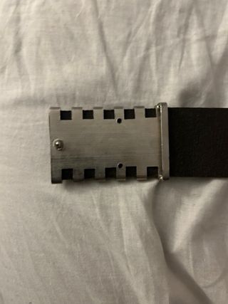 Cinturón de cuero vintage con hebilla plateada