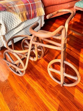 Bicicleta de mimbre decorativa