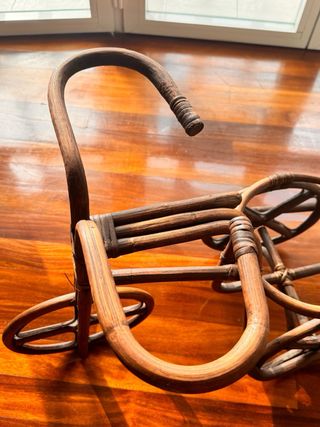 Bicicleta de mimbre decorativa