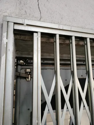 Reja seguridad extensible (ballesta) acero galvan.