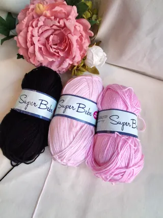 3 Gomitoli  100 gr. lana rosa e nero, super bebe