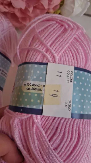 3 Gomitoli  100 gr. lana rosa e nero, super bebe