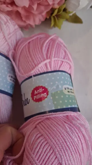 3 Gomitoli  100 gr. lana rosa e nero, super bebe