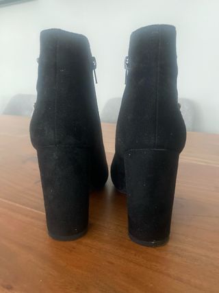 Botines negros con abejas doradas