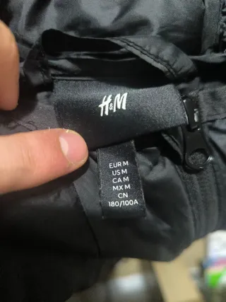 Chaqueta acolchada con capucha negra