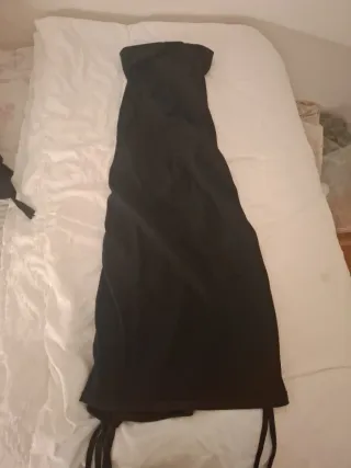 Vestido ajustable de largo negro y ceñido