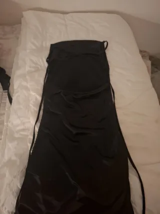 Vestido ajustable de largo negro y ceñido