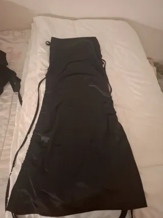 Vestido ajustable de largo negro y ceñido