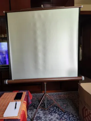 Pantalla Bell & Howell con trípode