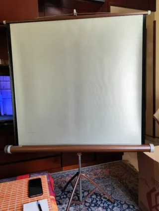 Pantalla Bell & Howell con trípode