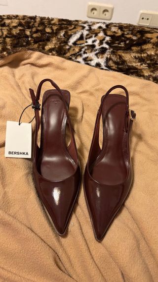 Zapatos Bershka tacón slingback burdeos