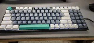 Teclado Gaming Negro, Teclas Gris, Blanco y Verde.