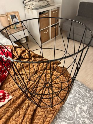 Mesa auxiliar metálica negra