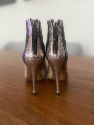 Botines de piel con estampado de serpiente