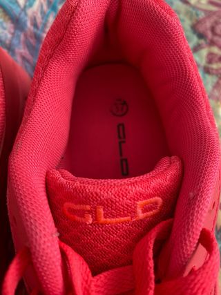 Zapatillas deportivas rosas y rojas