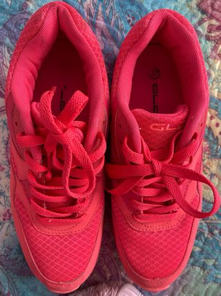 Zapatillas deportivas rosas y rojas