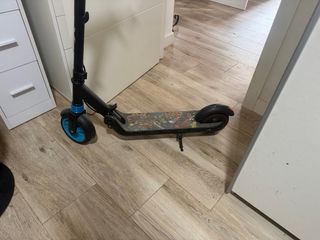 Patinete Eléctrico Negro con Ruedas Azules