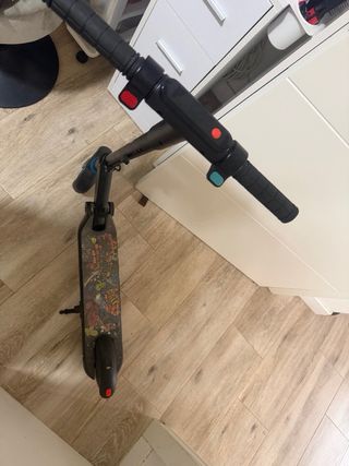 Patinete Eléctrico Negro con Ruedas Azules