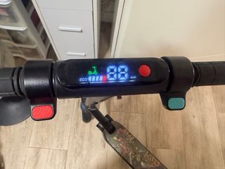 Patinete Eléctrico Negro con Ruedas Azules