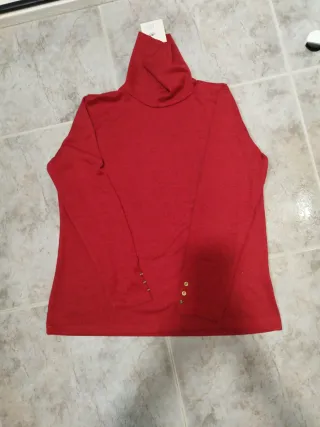 Jersey cuello alto rojo con etiqueta