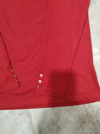 Jersey cuello alto rojo con etiqueta