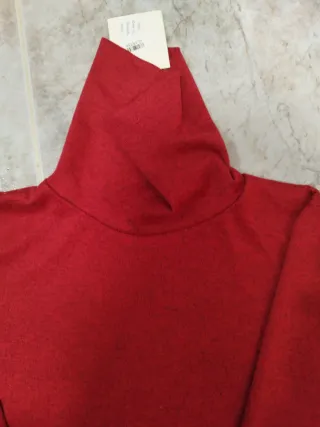 Jersey cuello alto rojo con etiqueta