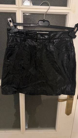 Falda charol negra
