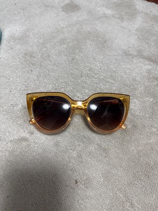 Gafas de sol doradas y marrones