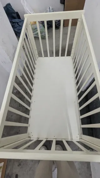 Cuna de bebé blanca con ruedas