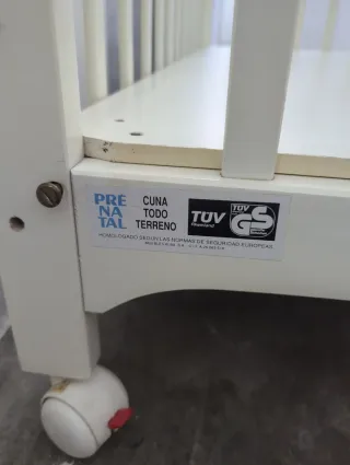 Cuna de bebé blanca con ruedas