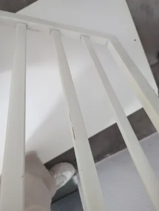 Cuna de bebé blanca con ruedas