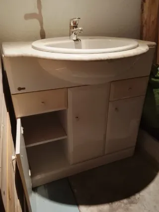 Armario de baño con lavabo y grifo