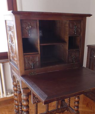 Escritorio Vasco tallado Ángel de Aralar en roble