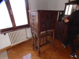 Escritorio Vasco tallado Ángel de Aralar en roble