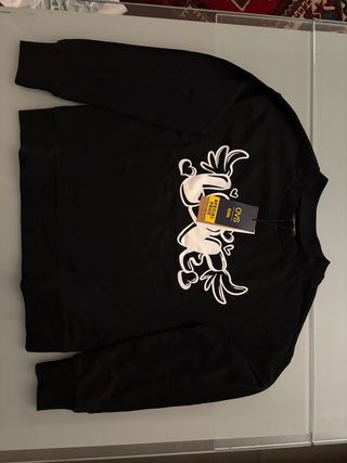 Sudadera negra con estampado de letras blancas