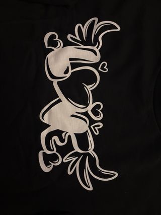 Sudadera negra con estampado de letras blancas