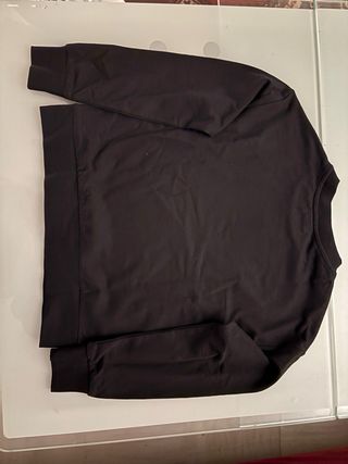 Sudadera negra con estampado de letras blancas