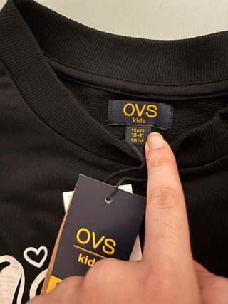 Sudadera negra con estampado de letras blancas