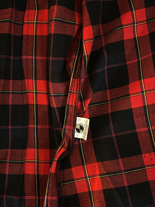 Camisa de cuadros roja y negra